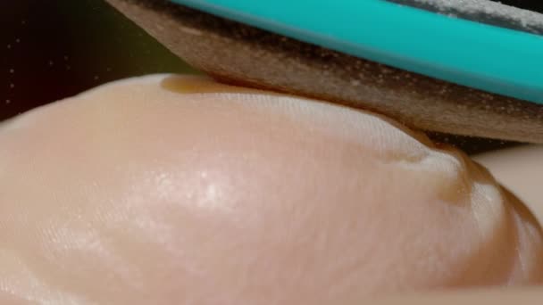 慢动作 Macro Dof 用蓝色的修脚工具剥落一只脚的宏观镜头 捕捉大量的皮肤颗粒 用专门文件显示去除干燥皮肤的详细特写 — 图库视频影像