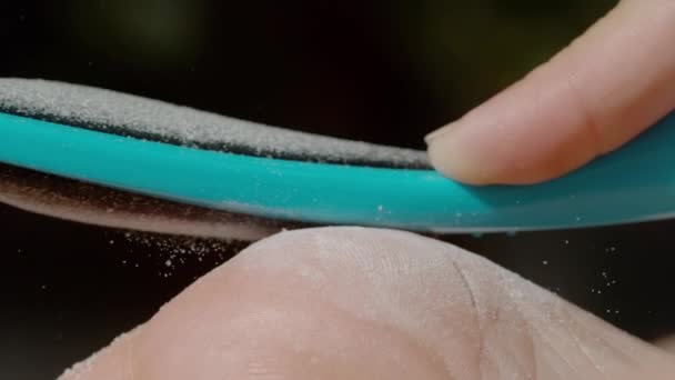 Slow Motion Macro Dof 専門ファイルで乾燥肌の除去を示す詳細なクローズアップ 青いペディキュアツールで剥離された足のマクロショット 皮膚粒子のフラリーをキャプチャ — ストック動画