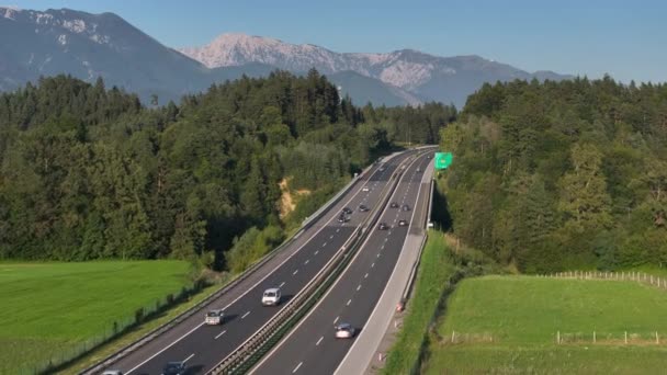 Aerial Pittoresk Solbelyst Slovensk Motorväg Med Bilkörning Sett Ovanifrån Bakgrunden — Stockvideo