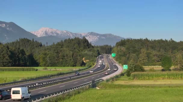 Aerial Létající Video Aut Přibližujících Krásné Sluncem Zalité Slovinské Dálnici — Stock video