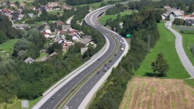 Turistler ve banliyö sakinleri, Slovenya 'nın pitoresk kırsalından geçen otoyolu dolduruyorlar. Slovenya 'nın güneşli bir gününde kırsal kesimde trafik sıkışık. İlkbahar trafiği