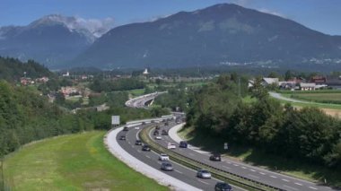 Kırsal çevre yolu boyunca güneşli ülkeyi geçen sayısız araba var. Taşra otoyollarını dolduran yolcuların ve turistlerin insansız hava aracı bakış açısı. Yeşil Slovenya 'da yoğun trafik.