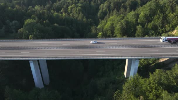 Aerial Top Imágenes Los Coches Que Cruzan Puente Vigas Erigiéndose — Vídeo de stock