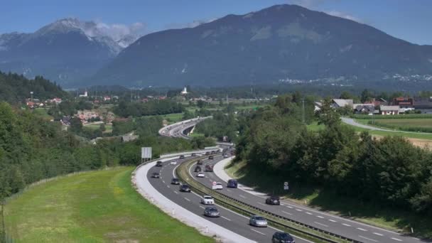 에어리얼 화창한 나라를 건너는 고속도로를 수많은 자동차가 운전합니다 고속도로를 채우는 — 비디오