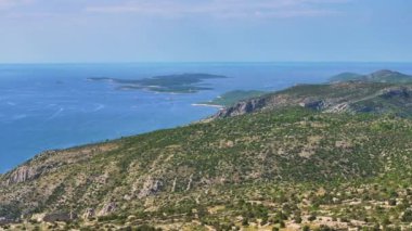 Hvar adasının uzak kısımlarının engebeli Akdeniz arazisinde ve Adriyatik Denizi 'nin sakin derin mavi sularıyla çevrili nefes kesici Paklinski takımadasına doğru uçuyor..