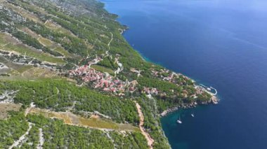Hvar adasındaki tuhaf bir sahil kasabası sakin Dalmaçya sularına bakıyor. Hava manzarası Adriyatik 'i kucaklayan büyüleyici bir kıyı köyünü gözler önüne seriyor. Tepenin yamacında teraslı üzüm bağları yükseliyor..