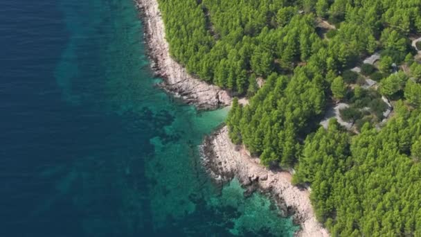Aerial Samotny Turysta Przygotowuje Swój Kajak Wyruszenia Zacisznej Plaży Śródziemnomorskiej — Wideo stockowe