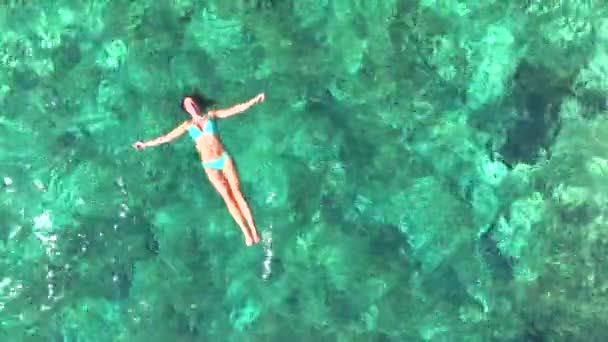 Top Aerial Uma Vista Panorâmica Uma Jovem Mulher Relaxada Flutuando — Vídeo de Stock