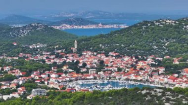 Ünlü Hvar adasının yemyeşil kıyılarındaki iki antika eski kasabanın insansız hava aracı görüntüsü. Hırvatistan 'daki Akdeniz adasının üzerinde uçmak güneşli bir yaz gününde iki sakin kasabayı gözler önüne serdi.
