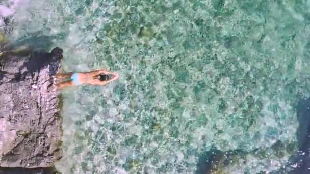 Aerial Slow Motion Top Jovem Atlética Mergulha Cabeça Primeiro Mar — Vídeo de Stock