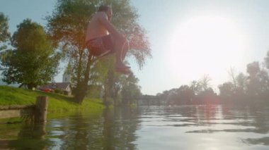 Genç adam suya atlıyor ve büyük bir sıçrama yaratıyor. (Gülüşmeler) Kaygısız bir genç adam sıcak bir yaz gününde ferahlatıcı bir nehre atladığında su damlacıkları etrafta uçar..