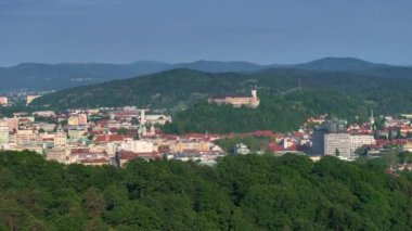 Ortaçağ şatosunun altında yayılan tuhaf bir Avrupa şehrinin panoramik görüntüsü. Güneşli bir bahar gününde Ljubljana şehir merkezine bakan görkemli bir ortaçağ şatosunun insansız hava aracı görüntüsü..