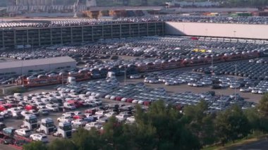 KOPER PORT, SLOVENIA - 3 Mart 2024: Sayısız araba sıraları Luka Koper limanının otoparkında duruyor. Slovenya 'da ticari bir limandaki büyük bir otoparkın muhteşem hava manzarası.