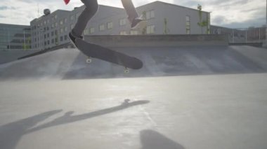 Slow Motion: Kaykaycı onun paten üzerinde atlar ve seyir başlar