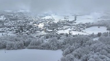 Kışın ilk karı cennet gibi Sticna Manastırı 'nı ve sakin kırsal köyü kaplıyor. Soğuk bir kış öğleden sonrasında bitişikteki manastırla Sticna kasabasının üzerinde uçuyor..
