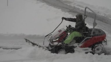 Şiddetli bir kar fırtınası sırasında, kar dolu bir yolla savaşan adam, yoğun akıntılar arasında bir yol kazıyor. Soğuk hava ve amansız rüzgarlar araziyi kaotik ama güzel bir kış manzarasına çevirir.