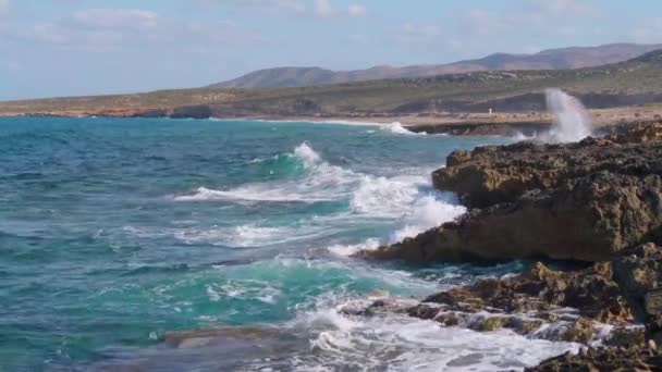 岩の上で大きな波がクラッシュします キプロス — ストック動画