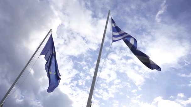 Σημαία Της Ευρωπαϊκής Ένωσης Και Της Ελλάδας Υψώνεται Στο Κοντάρι — Αρχείο Βίντεο