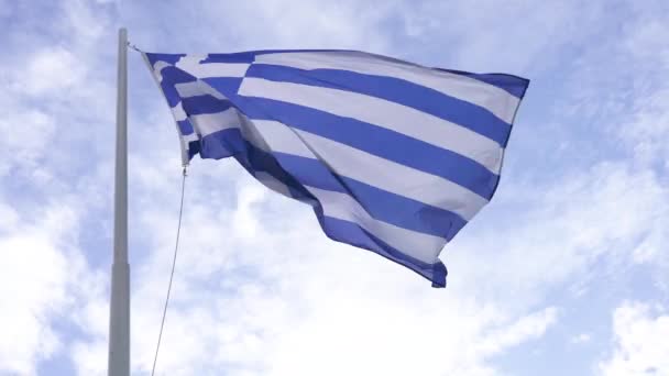 Σημαία Της Ελλάδας Υψώνεται Στο Κοντάρι Της Σημαίας — Αρχείο Βίντεο