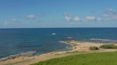 İnsansız hava aracı yeşil alanda uçuyor.