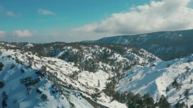 Troodos 'un karlı dağlarında İHA uçuşu