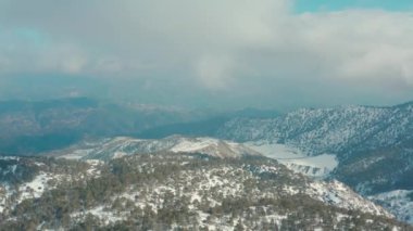 Troodos 'un karlı dağlarında İHA uçuşu