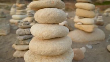 Sahildeki denge taşı kulesi.