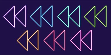 Ok işaretini ayarla. Parlayan masaüstü simgesi, neon etiket, neon figür, parlayan ok işareti figürü. Yön figürü, neon geometrik şekiller. Yüksek kaliteli illüstrasyon