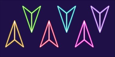 Ok işaretini ayarla. Parlayan masaüstü simgesi, neon etiket, neon figür, parlayan ok işareti figürü. Yön figürü, neon geometrik şekiller. Yüksek kaliteli illüstrasyon