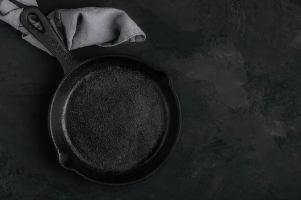ローストパン 暗い石の背景に空の鋳鉄フライパン トップビュー コピースペース — ストック写真
