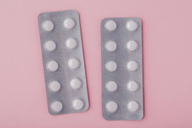 Pembe arka planda su toplayan haplar, fotokopi alanı olan üst manzara..