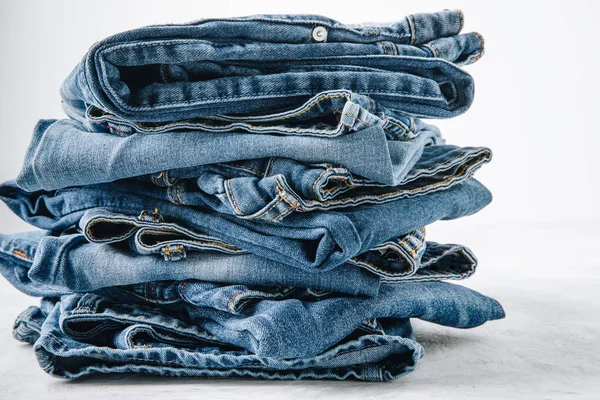 Jeans Calça Jeans Azul Empilhar Fundo Pedra Leve Espaço Cópia — Fotografia de Stock