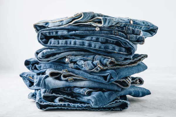 Jeans Calça Jeans Azul Empilhar Fundo Pedra Leve Espaço Cópia — Fotografia de Stock
