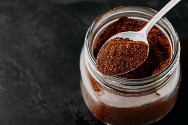 Kıymalı kahve. Kavanozda kahve, arka planda fotokopi alanı olan üst görünüm.