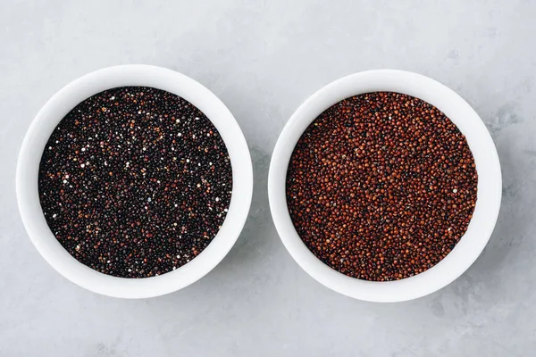Quinoa Rode Zwarte Quinoa Droge Zaden Kommen Grijze Stenen Achtergrond — Stockfoto