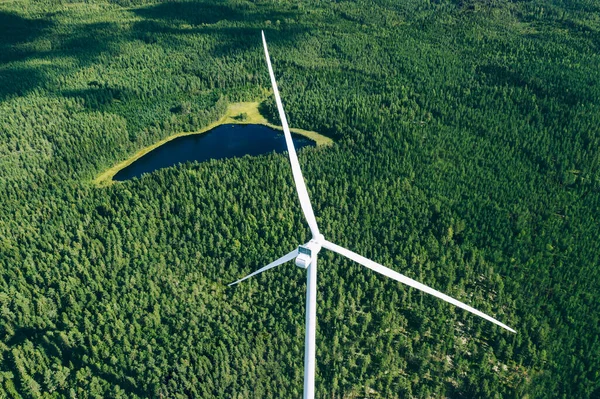 Ветряные Мельницы Ветряки Вид Воздуха Ветряные Мельницы Зеленом Летнем Лесу — стоковое фото