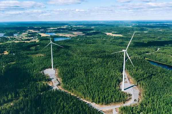 Windmühlen Windräder Luftaufnahme Von Windmühlen Grünen Sommerwald Finnland Windkraftanlagen Für — Stockfoto