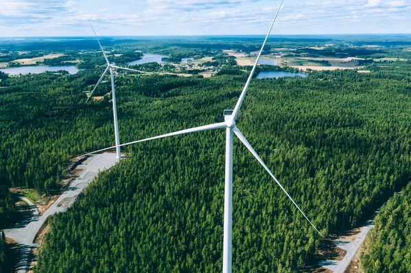 Wiatraki Turbiny Wiatrowe Widok Lotu Ptaka Zielone Letnie Lasy Finlandii — Zdjęcie stockowe
