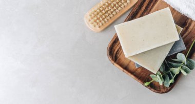 Sabun. Organik sabunlar. Gri taş zemin üzerinde doğal sabun çubukları yığını, kopyalama alanı.