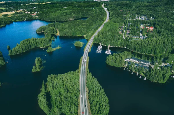 Letecký Pohled Asfaltovou Silnici Auty Přes Modré Jezero Zelené Letní — Stock fotografie