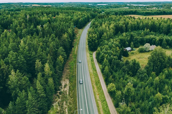 Vista Aérea Estrada Asfalto Com Carros Através Madeiras Verdes Verão — Fotografia de Stock