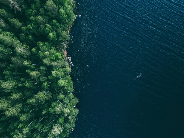 Vista Aérea Barco Pesca Lago Azul Bosques Verdes Verano Finlandia —  Fotos de Stock