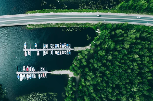 Вид Воздуха Дорогу Автомобилями Между Зелеными Лесами Голубыми Озерами Лодками — стоковое фото