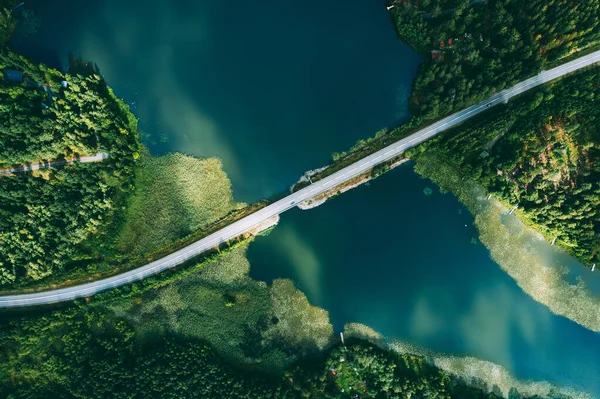 Letecký Pohled Mostní Asfaltovou Cestu Auty Modrým Jezerem Zelenými Lesy Stock Snímky
