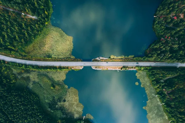 Letecký Pohled Mostní Asfaltovou Cestu Auty Modrým Jezerem Zelenými Lesy Royalty Free Stock Obrázky