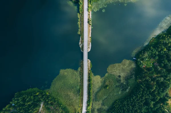 Vista Aérea Carretera Asfalto Puente Con Coches Lago Agua Azul Imagen de stock