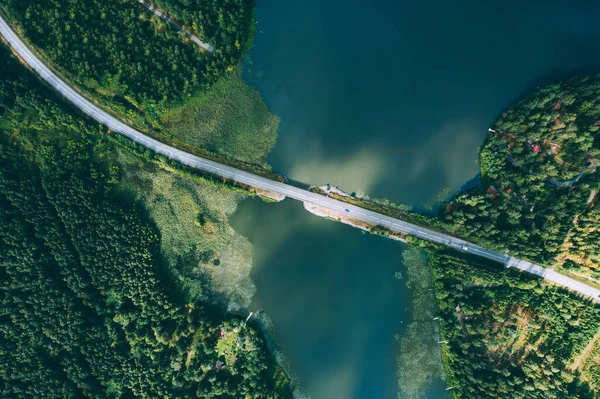 Luftaufnahme Der Brücke Asphaltstraße Mit Autos Und Blauem Wasser See Stockfoto