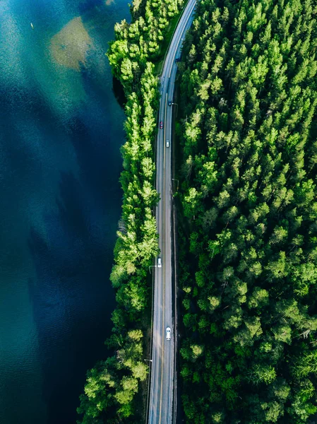 Letecký Pohled Silnici Auty Mezi Zeleným Lesem Modrým Jezerem Finsku Stock Obrázky