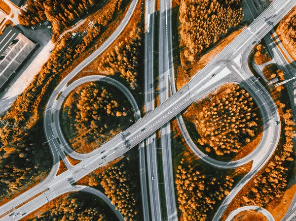 Luftaufnahme Der Autobahn Und Überführung Mit Herbstlichen Wäldern Einem Herbsttag lizenzfreie Stockbilder