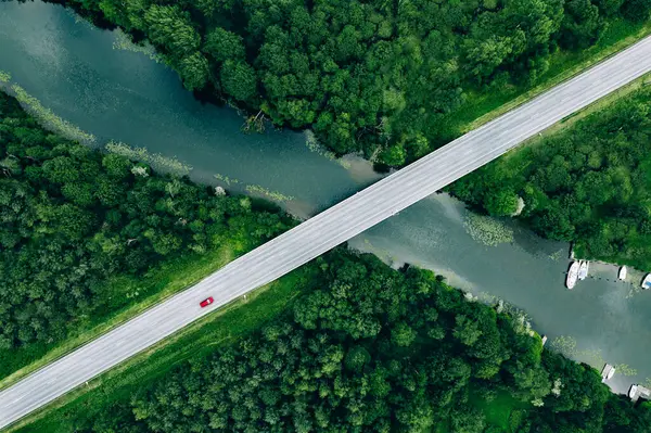 Вид Повітря Мостову Дорогу Автомобілем Над Блакитною Річкою Зеленим Лісом Стокове Зображення
